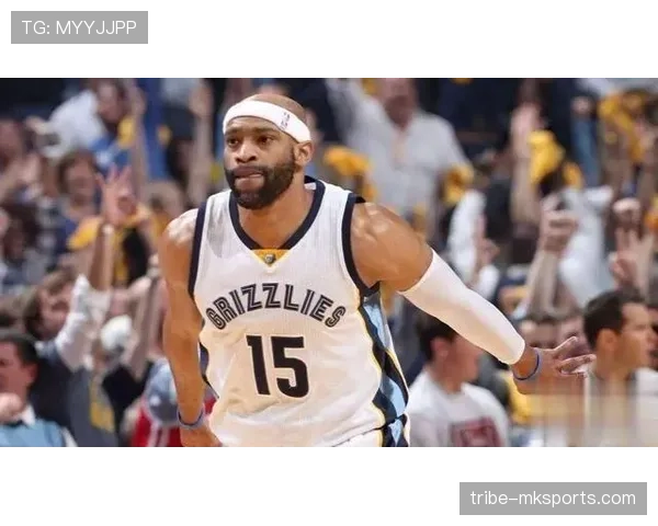 卡特无球跑动拉开空间，改变对手防守布局